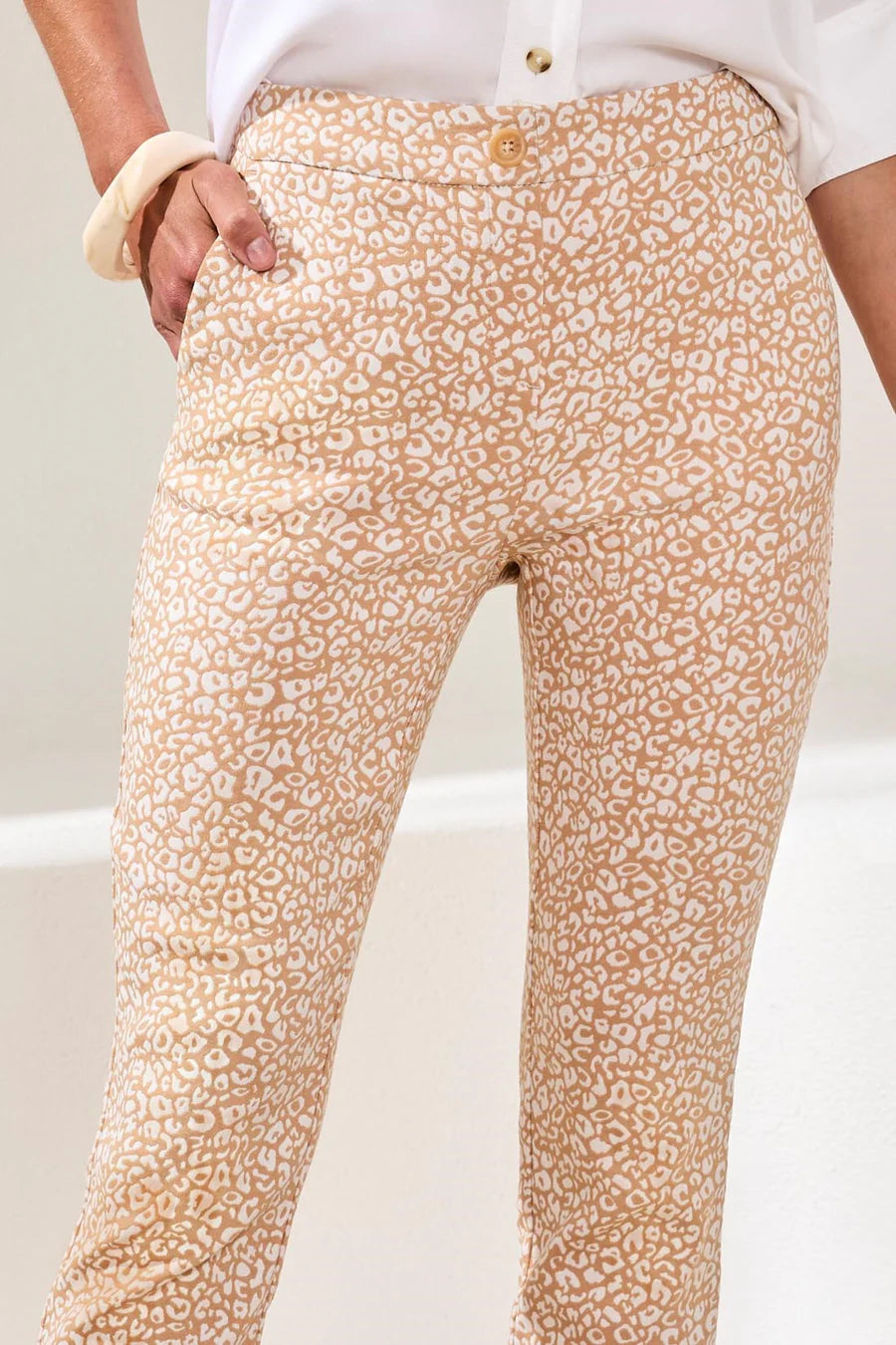 Bengaline Jacquard Animal Print Pull On Capri Pants