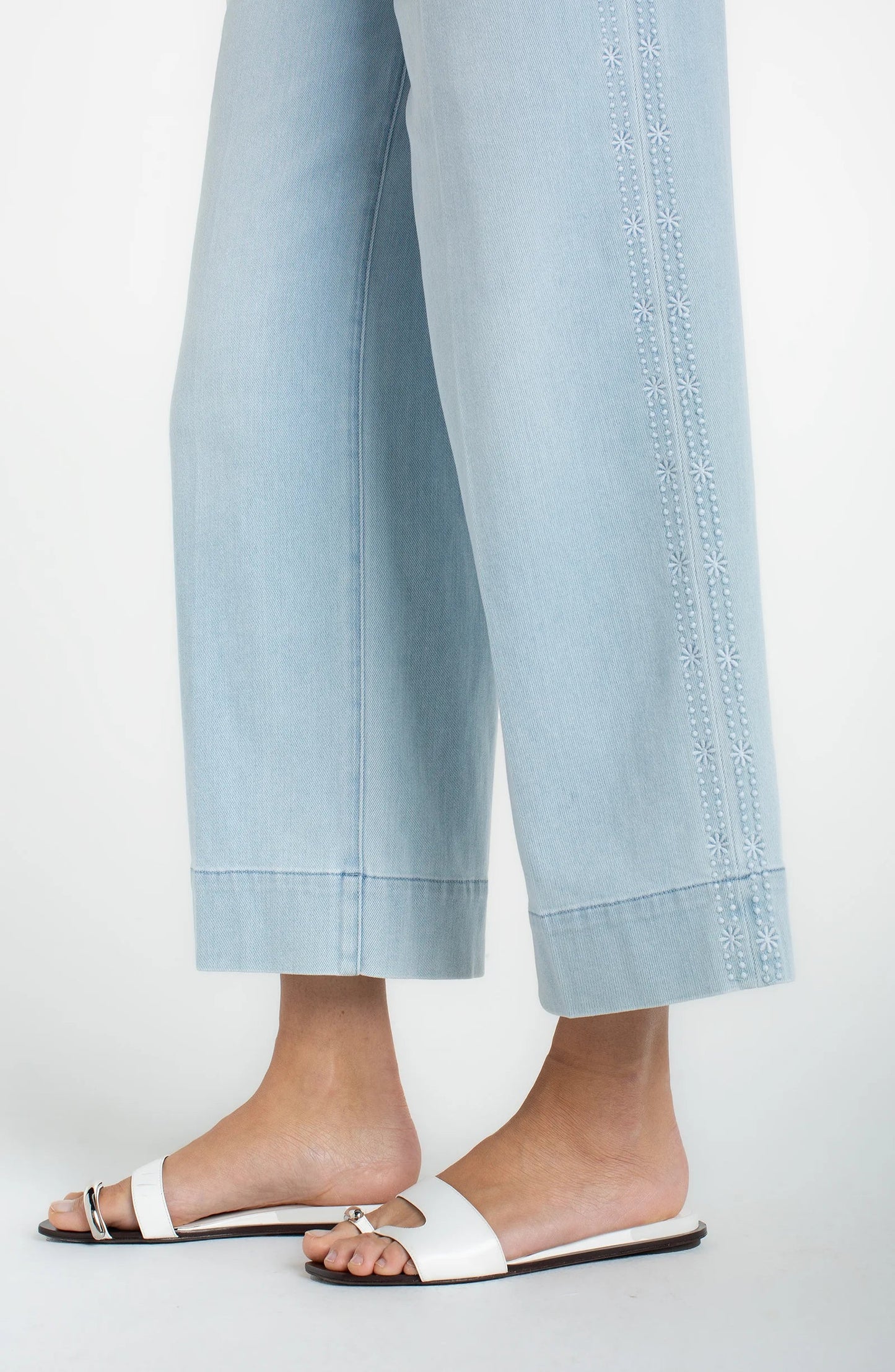Stride Crop Wide Leg With Embroidered Side Seam