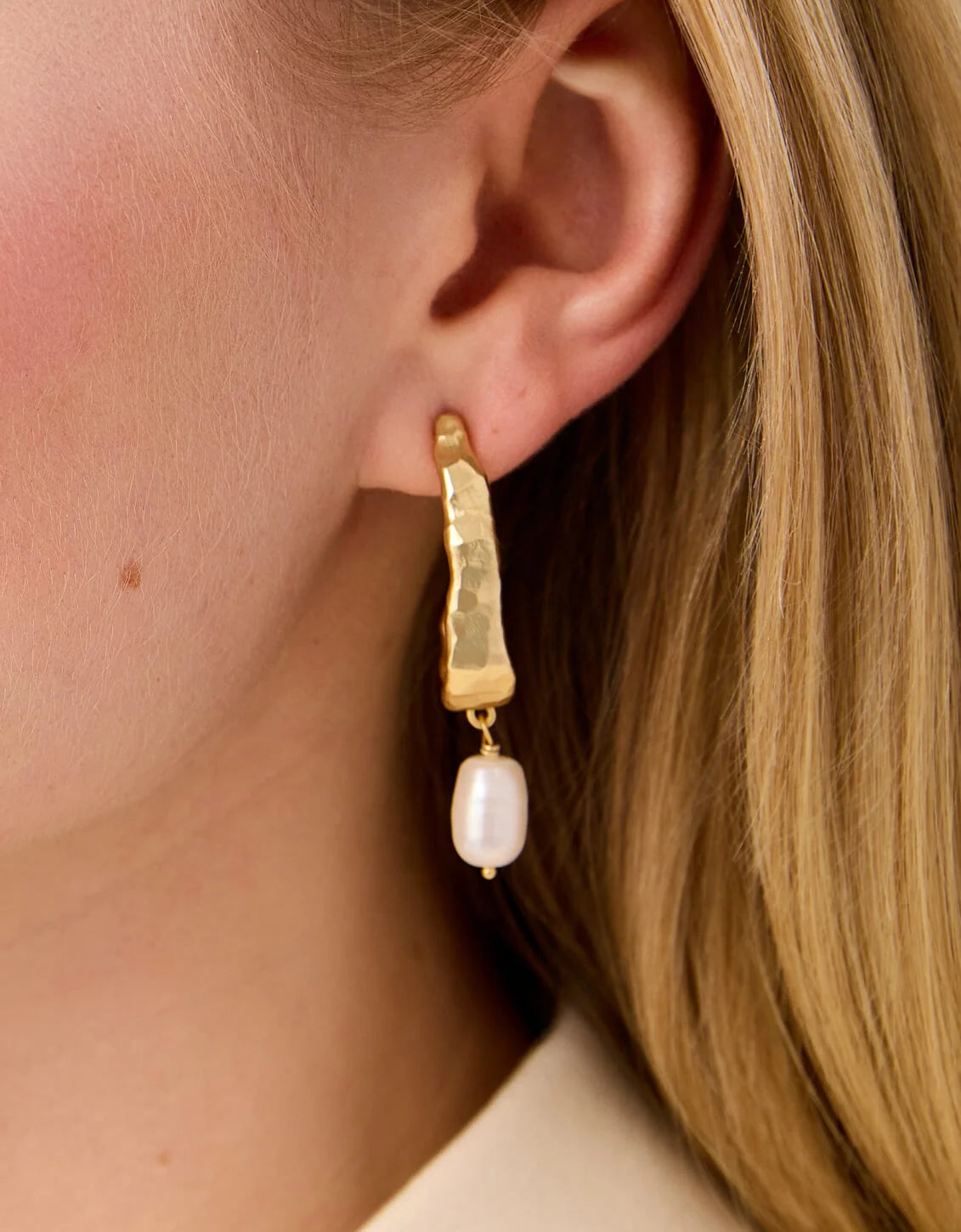 Spartina 449 Tumbled Hoop Earrings featuring hammered 24kt matte gold plating and freshwater pearl accents in a sculptural wave-inspired design.