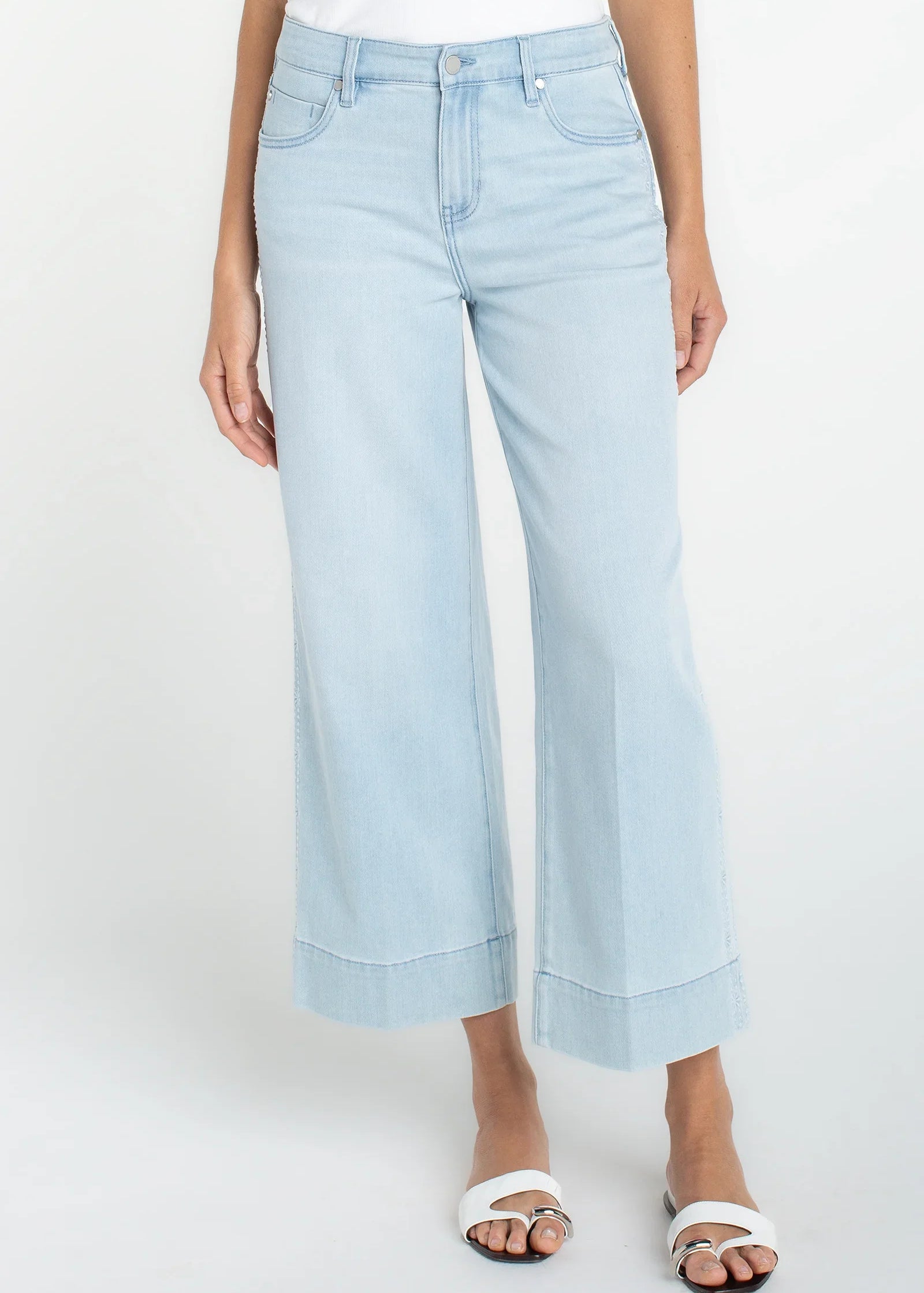 Stride Crop Wide Leg With Embroidered Side Seam