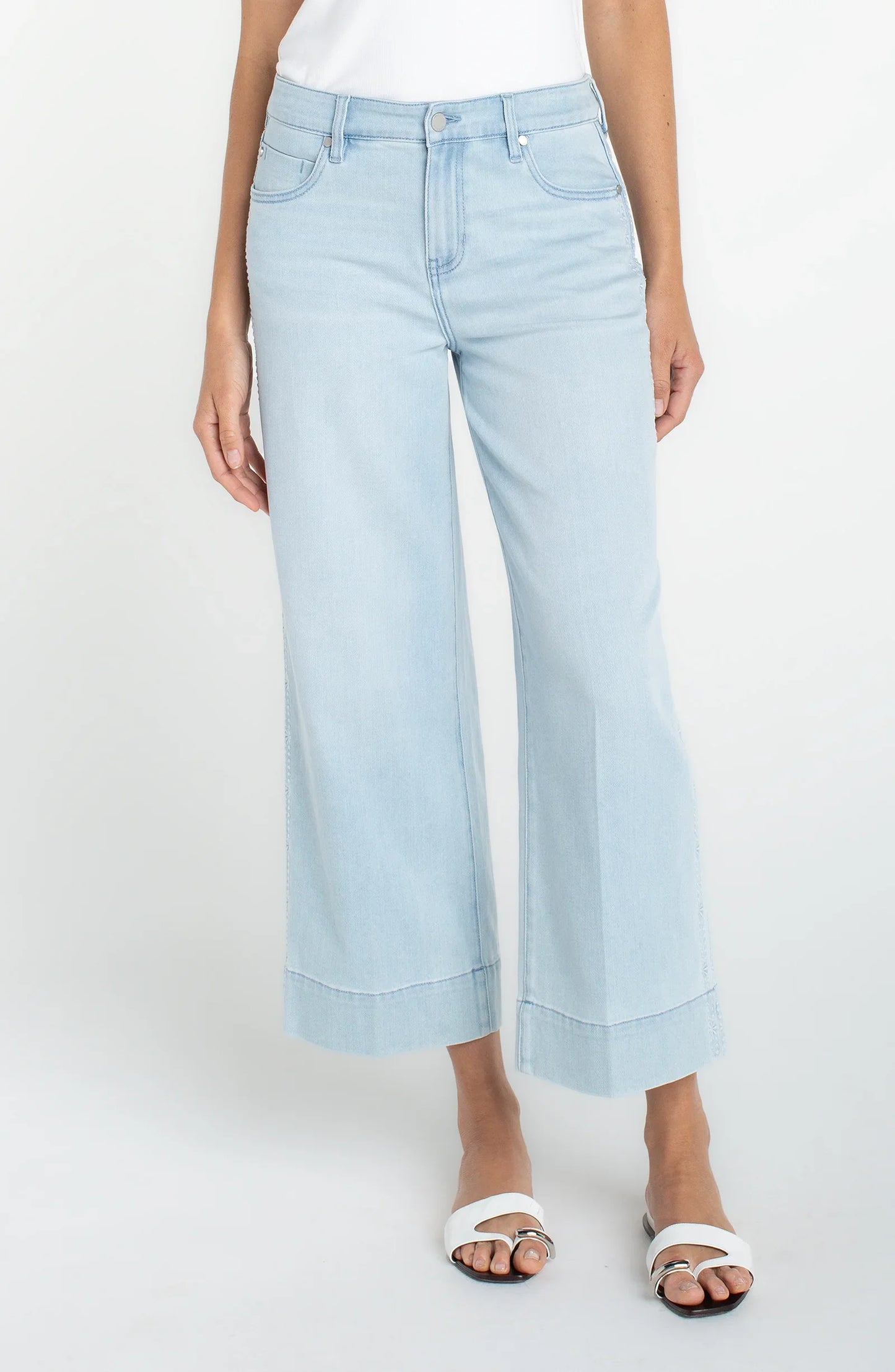 Stride Crop Wide Leg With Embroidered Side Seam