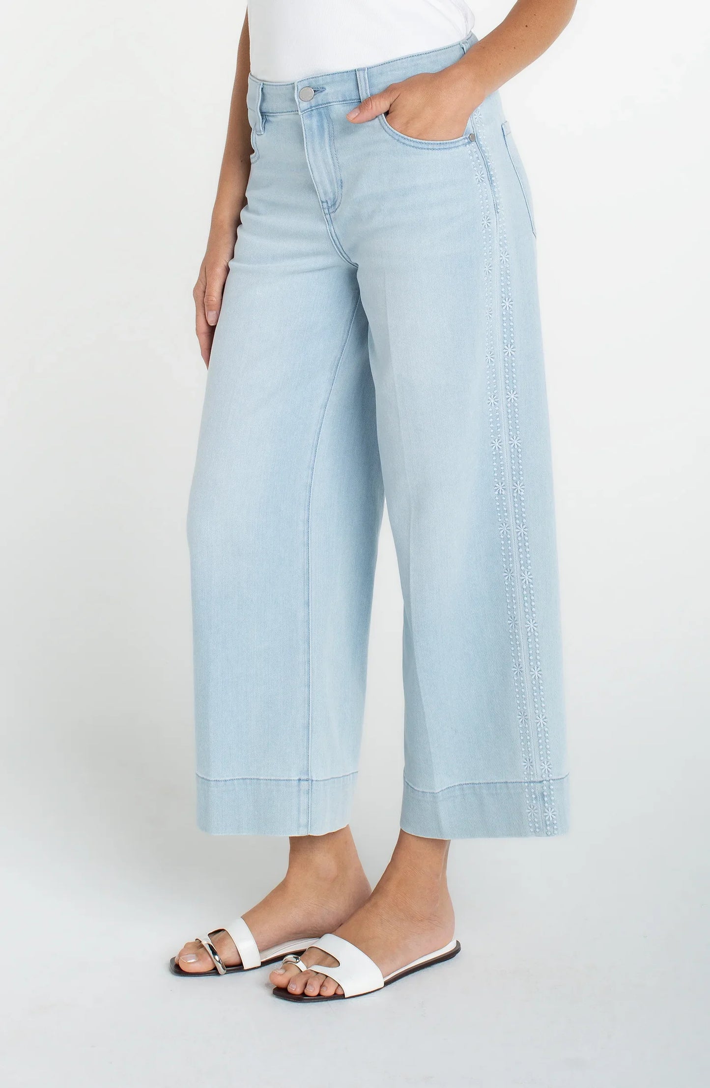 Stride Crop Wide Leg With Embroidered Side Seam